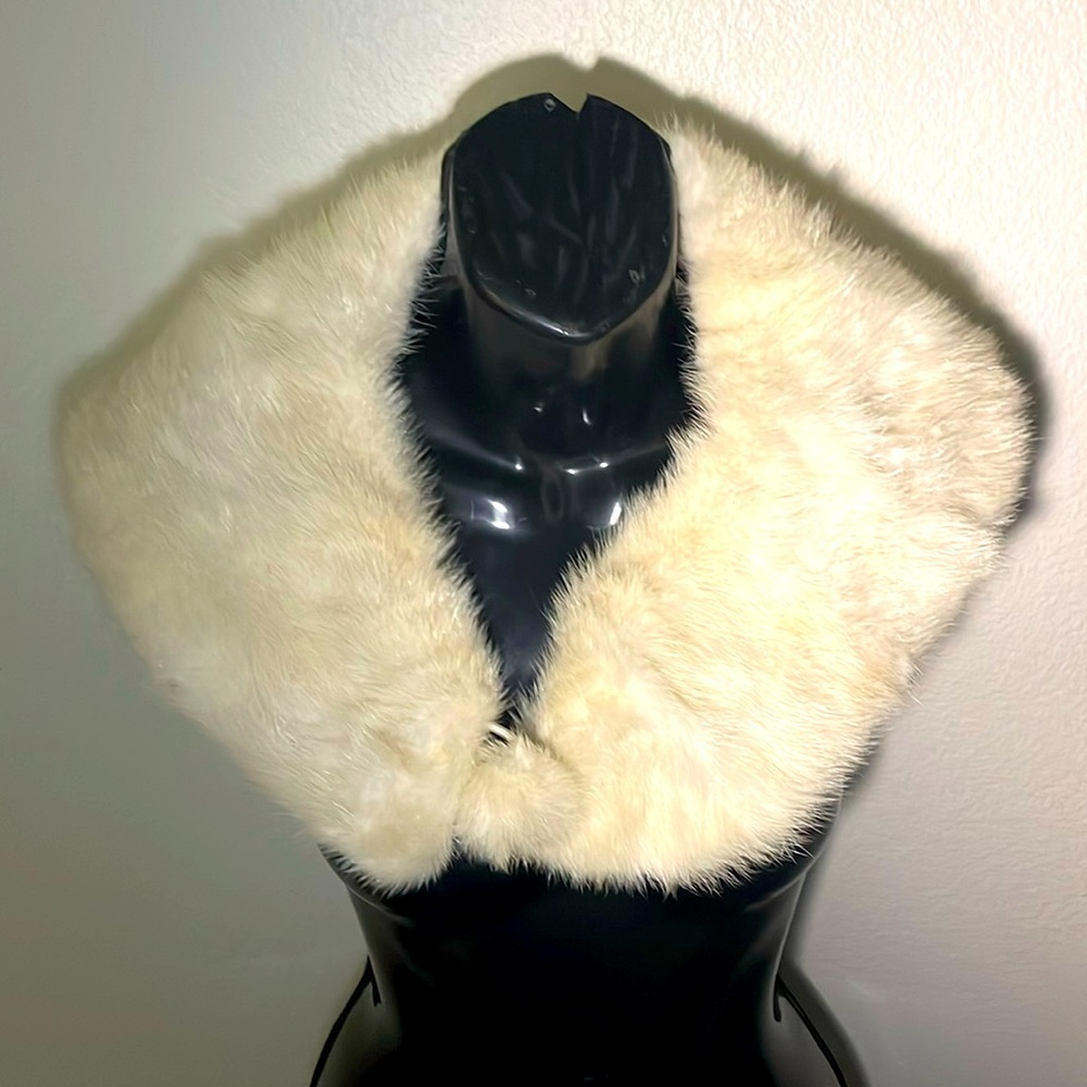 Speiser Furs Over the Shoulders it also detaches very elegant